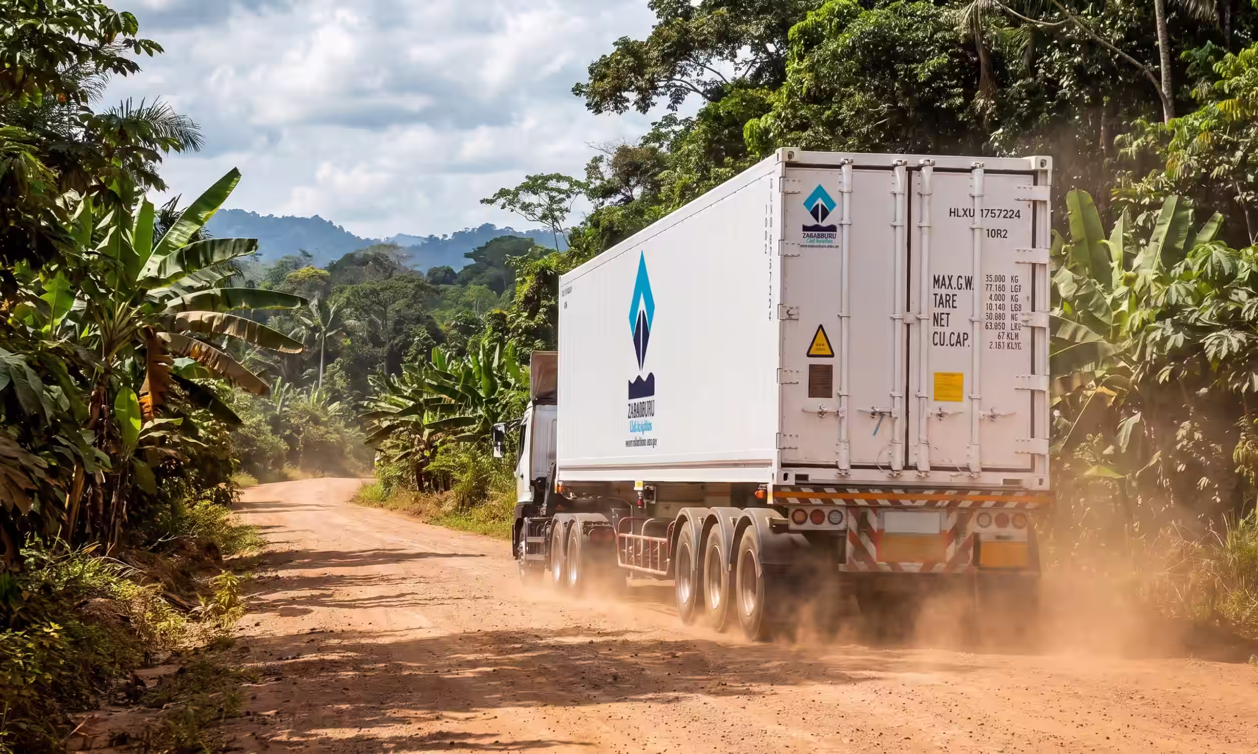 Camión blanco transportando un contenedor refrigerado Zabarburu de 40 pies a través de una carretera de tierra en la selva
