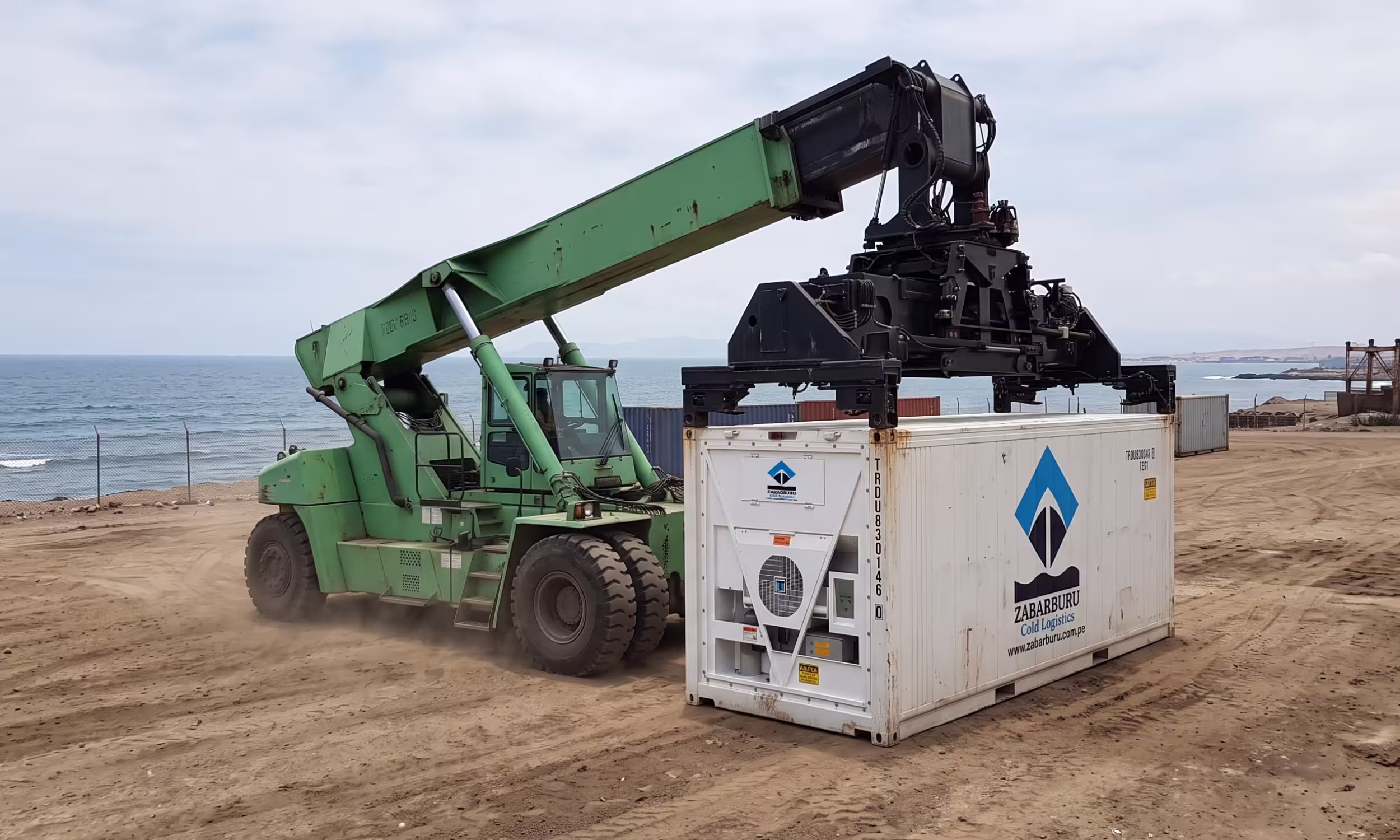 Reach Stacker preparándose para levantar un contenedor reefer de 20 pies deZabarburu