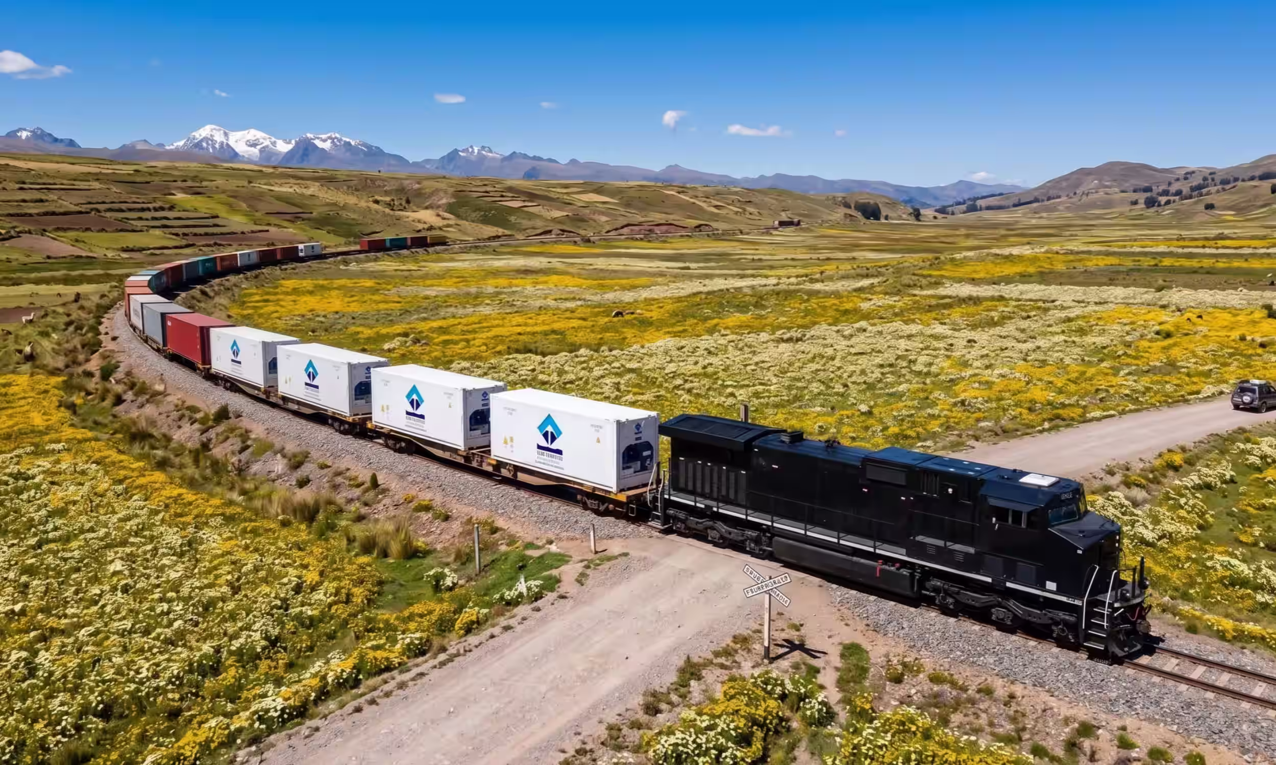 Tren transportando contenedores en medio de la sierra peruana